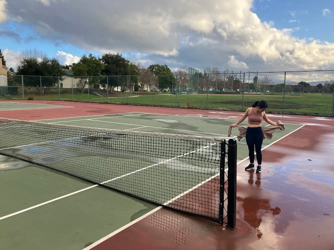 Olinder Tennis Courts