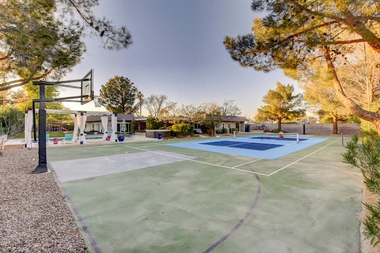 Large Las Vegas Home for rent with Pool & Pickleball!